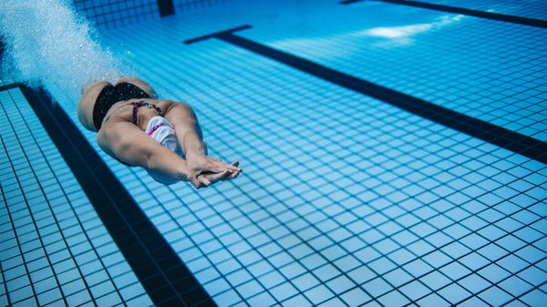 Abri de piscine bas motorisé : sécurité et chaleur à portée de main