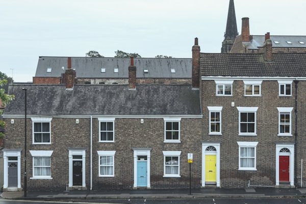 Quelle est la meilleure méthode pour créer une isolation phonique dans une maison mitoyenne ?