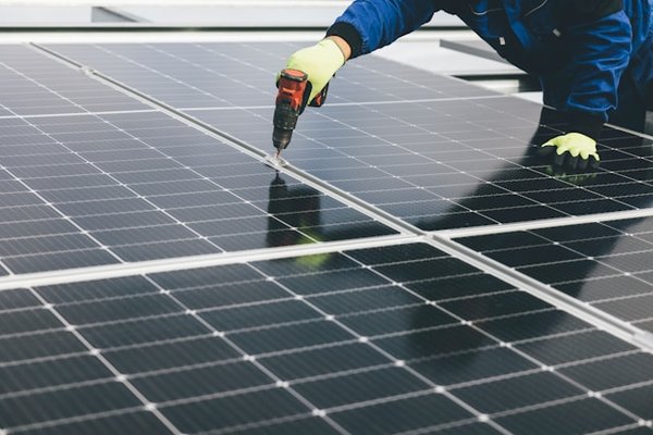 Quelle technologie de panneau solaire hybride est la plus efficiente pour une maison en zone rurale?