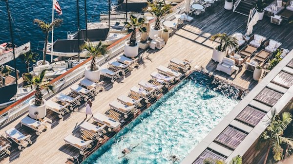 Quels sont les avantages des piscines avec des systèmes de chauffage hybrides?